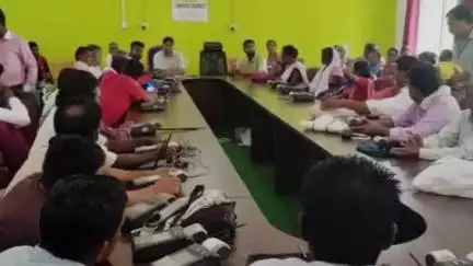 जामा: जामा प्रखंड सभागार में अनाज वितरण को लेकर प्रखंड आपूर्ति पदाधिकारी ने पीडीएस विक्रेताओं को दिए दिशा-निर्देश