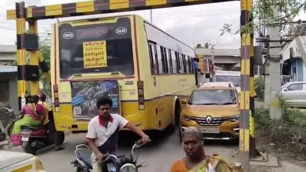 ஆத்தூர்: தள்ளு ..தள்ளு. ஹவுஸிங் போர்டு அருகே  செல்ப் எடுக்காமல் நின்ற அரசு பேருந்து 
பொதுமக்கள் தள்ளியதால் பரபரப்பு