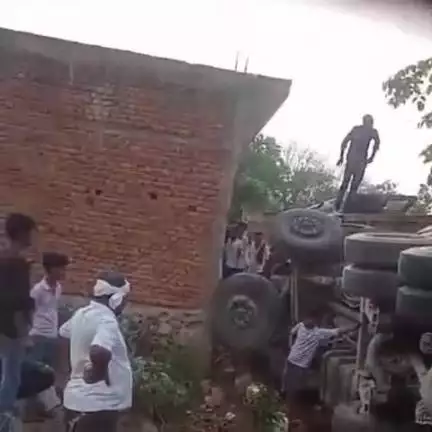 घुवारा: दलीपुर के पास भीषण सड़क हादसा, बाइक चकनाचूर, ट्रक पलटा, कोई हताहत नहीं
