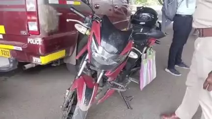 হরিণঘাটা: হরিণঘাটা থানার ট্রাফিক গার্ড ওসির তৎপরতায় নাকা চেকিং এর সময় ধরা পড়লো নাম্বার প্লেট বিহীন একটি মোটর বাইক