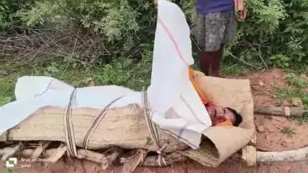 कुरडेग: कुरडेग के कालोमुंडा बरटोली गांव में 24 वर्षीय युवक का पेड़ पर मिला शव, पुलिस जांच में जुटी