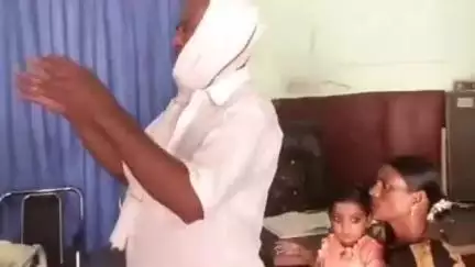 बिसवां: रेउसा में खेत में गेहूं के अवशेष जलाने के दौरान पड़ोसी खेत स्वामी ने अपने पेड़ों को जलने से बचाने के प्रयास में झुलस गया