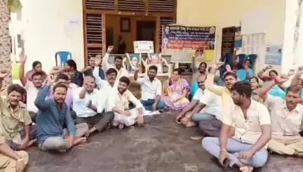 ಯಳಂದೂರು: ಪಟ್ಟಣದಲ್ಲಿ ಪೌರನೌಕರರಿಂದ ಅನಿರ್ದಿಷ್ಟಾವಧಿ ಧರಣಿ #localissue