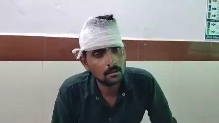 मिहोना: बाराहेट गांव में खेत की बटाई को लेकर दबंग ने अधेड़ के साथ की मारपीट, जिला अस्पताल में कराया गया भर्ती