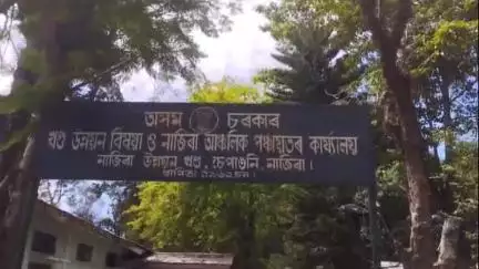 নাজিৰা: উদ্যমিতা আঁ‌চনিৰ পৰা বঞ্চিত মহিলাসকলে নাজিৰা উন্নয়ন খণ্ডৰ কাৰ্যালয়ৰ সন্মুখত উজাৰিলে ক্ষোভ
