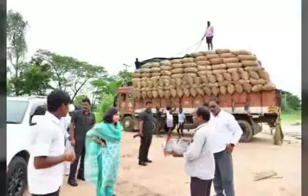 జడ్చర్ల: వరి కొనుగోలు కేంద్రాల వద్ద ఉన్న ధాన్యాన్ని వెంటనే  మిల్లర్లకు పంపించాలి: జిల్లా కలెక్టర్ విజయేంద్రియ బోయ