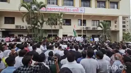વાપી: શહેરમાં ભંગારનો 25-30 વર્ષથી ધંધો કરતા વેપારીઓએ કમિશનરને આવેદન આપ્યું, ધારાસભ્ય અનંત પટેલે એક વર્ષની મુદત માગી