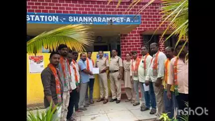 శంకరంపేట ఏ: గోవుల సంరక్షణకు ప్రత్యేక చర్యలు తీసుకోవాలని పోలీసులకు వినతిపత్రాన్ని అందజేసిన బీజేపీ నాయకులు