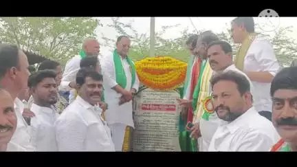 చిట్యాల: వట్టిమర్తి స్టేజి నుంచి గ్రామంలోకి రూ.1.16 కోట్లతో నిర్మించిన సీసీ రోడ్డును ప్రారంభించిన శాసనమండలి ఛైర్మన్, MLA, MP