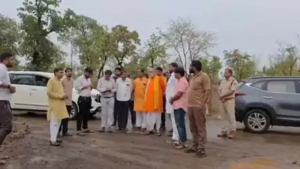 लटेरी: हनुमान मंदिर तपोवन भूमि के तालाब में चल रहे सौंदर्यीकरण के कार्यों का विधायक ने लिया जायजा