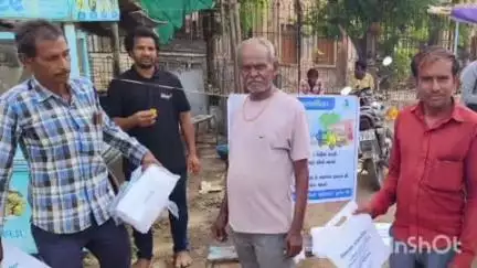 વિરમગામ: ગોલવાડી દરવાજા ખાતે ન.પાની સેનીટેશન ટીમ દ્વારા નાગરિકોને પ્લાસ્ટિક થેલીનો ઉપયોગ ના કરવા માર્ગદર્શન આપ્યું