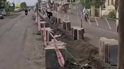 कोरेगाव: कोरेगाव रहिमतपूर रस्त्यावर बेकायदेशीर सुरू असलेल्या रस्ता दुभाजकाचे काम शिवसेना उबाठाने बंद पाडले; आंदोलनाचा दिला इशारा