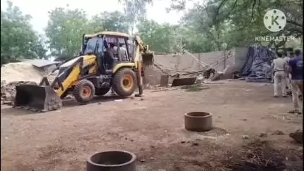 जावद: सरवानिया महाराज क्षेत्र में जावी रोड पर प्रशासन ने 17 बीघा शासकीय जमीन से अवैध कब्जा हटाया