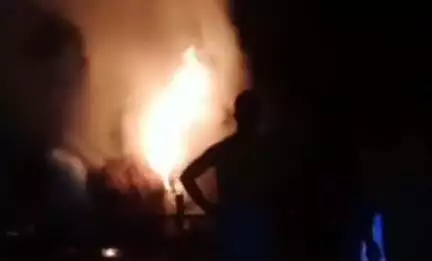 ধূপগুড়ি: দক্ষিণ ধুপঝোরা এলাকায় খড়ের গাদায় আগুন ধরল, অল্পের জন্য রক্ষা পেল বেশ কয়েকটি বাড়ি