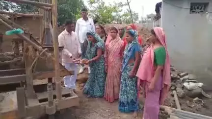 तळोदा: स्थानिक आमदार निधीतून पाडवी गल्ली येथे बोरिंगचे उद्घाटन; पिण्याच्या पाण्याची समस्या मिटली