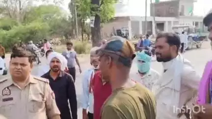 मऊरानीपुर: चिरकना में सड़क किनारे खड़े ट्रक से सेना के वाहन की टक्कर, एक व्यक्ति हुआ घायल