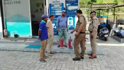थराली: फायर स्टेशन गोपेश्वर के कर्मियों ने जिले के विद्यालयों, पेट्रोल पंपों व होटलों में अग्नि सुरक्षा उपकरणों का लिया जायजा