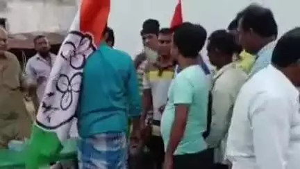 ইলামবাজার: ইলামবাজার ব্লক মঙ্গলডিহি অঞ্চলের ১৫ থেকে ২০টি পরিবার মন্ত্রীর চন্দ্রনাথ সিনহার হাত দিয়ে তৃণমূল কংগ্রেসে যোগদান করে