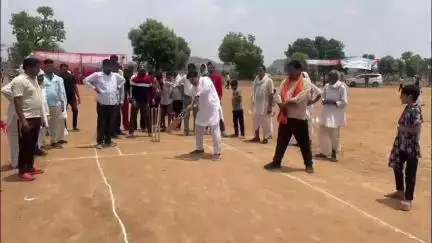 गंगापुर: गंगापुर सिटी गाँव हीरापुर में श्री ठाकुर बाबा क्रिकेट टूर्नामेंट कार्यक्रम का शुभारंभ, सभापति शिवरतन अग्रवाल ने की शिरकत