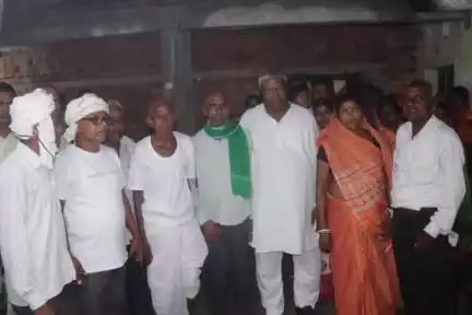 तोपचांची: चितरपुर पंचायत के अंबाडीह में झामुमो नेता उमेश महतो की दादी के श्राद्धकर्म में पहुंचे विधायक मथुरा प्रसाद महतो