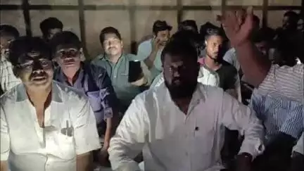 అన్యాయంగా ఉద్యోగాల నుంచి తీసివేశారని సగ్గొండ ఫ్యాక్టరీ వద్ద కార్మికుల ఆందోళన