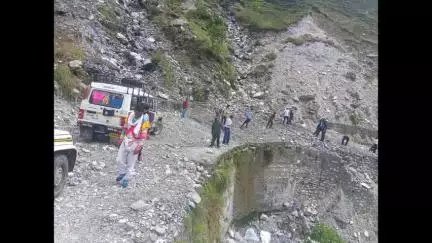 मुनस्यारी: मूसलाधार बारिश से मुनस्यारी विकासखंड की थल मुनस्यारी सहित कई सड़कों पर मालवाने से यातायात बाधित
