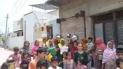 ડીસા ગવાડી વિસ્તારમાં ભર ઉનાળે પીવાના પાણીના પોકારો મહીલાઓ માટલાઓ ફોડી વિરોધ નોંધાવ્યો  #Jan samasya#