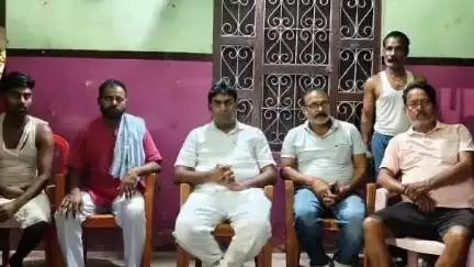 बैरगनियां: पटेल टोला में युवक की डूबने से मौत, स्थानीय समाजसेवी ने पीड़ित परिवार को सहायता राशि दी