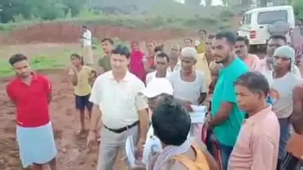 दुलमी: चोकड़बेड़ा गांव में पीसीसी पथ निर्माण हेतु जमीन मापी करने पहुंचे सीओ का ग्रामीणों ने किया विरोध