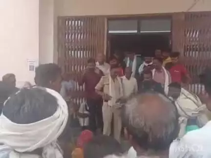 बल्देवगढ़: डारगुवां में आदिवासियों की ज़मीन पर दबंगों का कब्ज़ा, एसडीएम कार्यालय में शिकायत