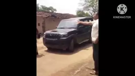 जीरन: जीरन में नारकोटिक्स की टीम ने दी दबिश, किसान नेता ने अंग्रेजी में जवाब देकर अधिकारियों को सुनाई खरी-खोटी; वीडियो वायरल