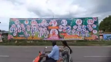 காட்பாடி: காட்பாடி வி.டி.கே நகர் பகுதியில் தனது பாட்டியை 102 வது பிறந்த நாளை கோலாகலமாக கொண்டாடிய பேரட் பேத்திகள்