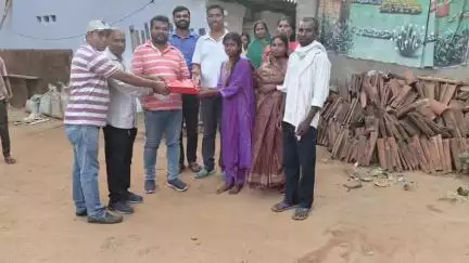 तोरपा: मैट्रिक खुंटी जिला टॉपर वर्षा कुमारी से बडरू टोली में कांग्रेसी नेता ने मुलाकात कर किया सम्मानित