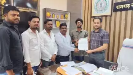 मांडू: आजसू पार्टी ने नगर परिषद के कार्यपालक पदाधिकारी को सौंपा ज्ञापन