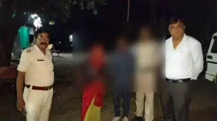 दलौदा: बड़वन फंटे पर पुलिस ने मानसिक रूप से कमजोर बुजुर्ग महिला को परिवार से मिलाया