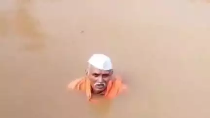 जाफराबाद: दळेगव्हान येथे शेतकऱ्यांने शेतात साचलेल्या पाण्यात बसून केले आंदोलन