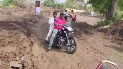 शेवगाव: शेवगाव ते दादेगाव रोडवरील नदीचे काम संथ गतीने नागरिकांना जाण्या येण्यासाठी करावी लागते कसरत