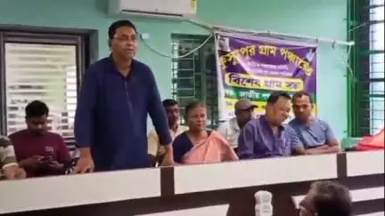 দেশপ্রাণ: কুসুমপুর গ্রাম পঞ্চায়েতের সেক্রেটারি ও সহায়কের বিদায়ী সম্বর্ধনা জ্ঞাপন অনুষ্ঠানে আজ  উপস্থিত পঞ্চায়েত সমিতির সভাপতি