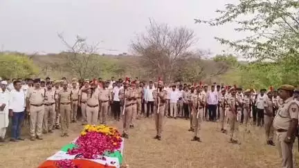 लोहावट: अवैध बजरी परिवहन रोकने के दौरान माफिया के डंपर से कुचले कांस्टेबल सुनील खिलेरी का निधन, जंभेश्वर नगर में अंतिम संस्कार
