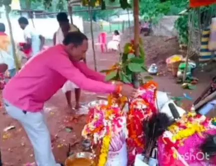 बकावंड: मोंगरापाल में परब मेला में शामिल हुए जिला पंचायत सदस्य बनवासी मौर्य, देवी-देवताओं की पूजा-अर्चना की