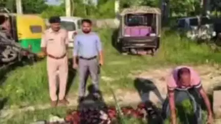 परसौनी: परसौनी थाना परिसर में विभिन्न मामलों में ज़ब्त शराब को किया गया विनष्ट
