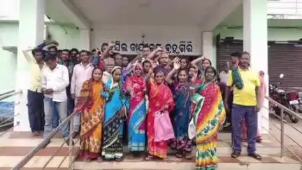 ବ୍ରହ୍ମଗିରି: ତହସିଲ କାର୍ଯ୍ୟାଳୟରେ ଜମି ଓ ପଟ୍ଟା ଯୋଗାଇଦେବା ନେଇ ତହସିଲଦାରଙ୍କୁ ଦାବିପତ୍ର ପ୍ରଦାନ