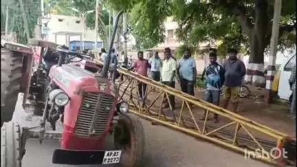 ಶ್ರೀನಿವಾಸಪುರ: ಪಟ್ಟಣದಲ್ಲಿ ರೀಬೋರ್ ಟ್ರ್ಯಾಕ್ಟರ್ ನಿಯಂತ್ರಣ ತಪ್ಪಿ ರಸ್ತೆಯಲ್ಲಿ ಪಲ್ಟಿ