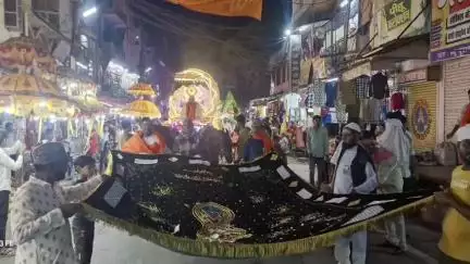 दमयंती नगर: नरसिंहगढ़ में तीन दिवसीय उर्स की पूर्व संध्या पर बाजार मोहल्ला से निकली विशाल संदली चादर