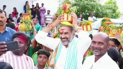 మేడిపల్లి: బోనమెత్తిన వేములవాడ ఎమ్మెల్యే ఆది శ్రీనివాస్