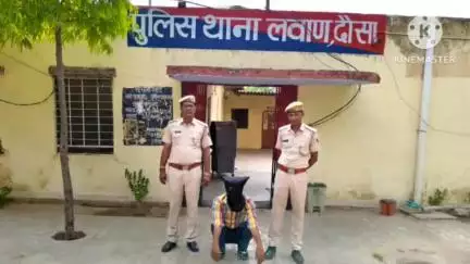 लवाण: लवाण थाना पुलिस ने लवाण कस्बे से एक व्यक्ति से अपहरण व मारपीट कर पैसे छीनने वाले 2 साल से फरार आरोपी को किया गिरफ्तार