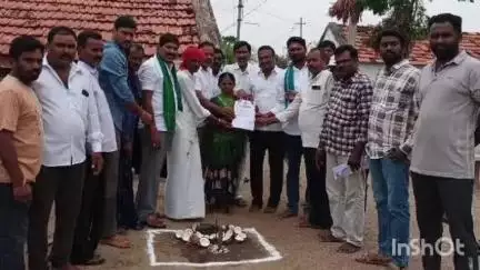 సైదాపూర్: బొమ్మకల్ గ్రామంలో 8 మంది లబ్ధిదారులకు ఇందిరమ్మ గృహాల మంజూరు పత్రాలు అందజేత