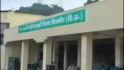 पच्छाद: सराहां में पिकअप ने खड़ी कार और बिजली के खंभे को मारी टक्कर, हुआ भारी नुकसान