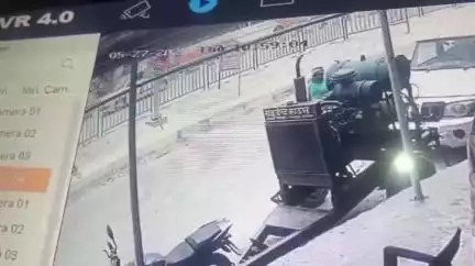 बांसगांव: बेलीपार इलाके के डवरपार बाजार में फर्नीचर की दुकान के सामने खड़ी मोटरसाइकिल हुई चोरी, घटना सीसीटीवी में कैद