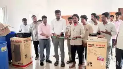 అశ్వారావుపేట: గవర్నర్ దత్తత గ్రామం గుగులపూడిలో పర్యటించిన ఐటీడీఏ పీఓ రాహుల్, జీవనోపాధి శిక్షణను సద్వినియోగం చేసుకోవాలని సూచన